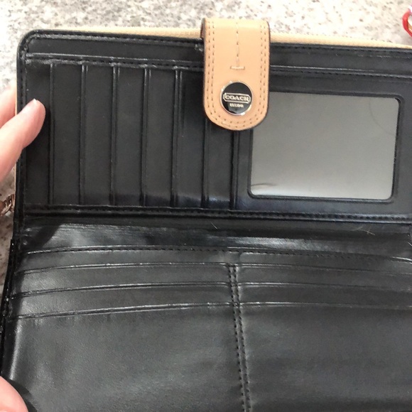 Coach black patent leather wallet - Picture 4 of 7
